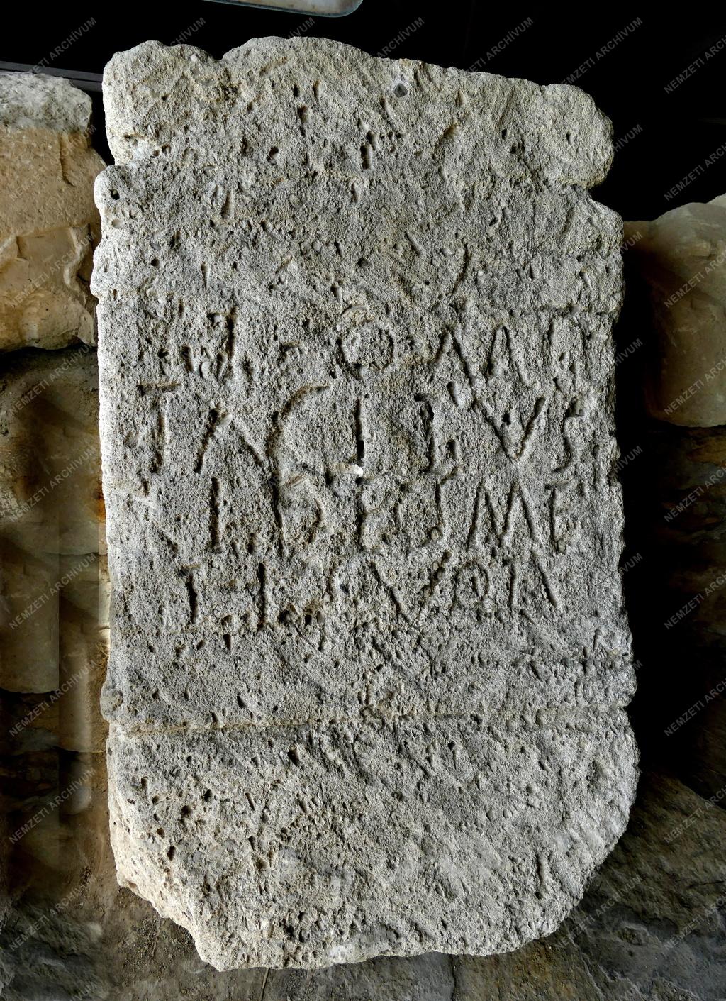 Kultúra - Kőtár a zsámbéki premontrei bazilika és kolostor romjainál