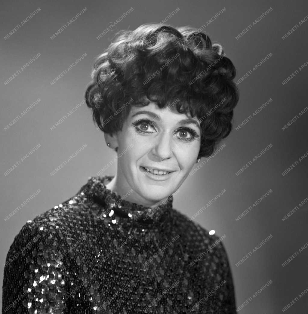 Színház - Psota Irén színésznő műtermi fotózáson