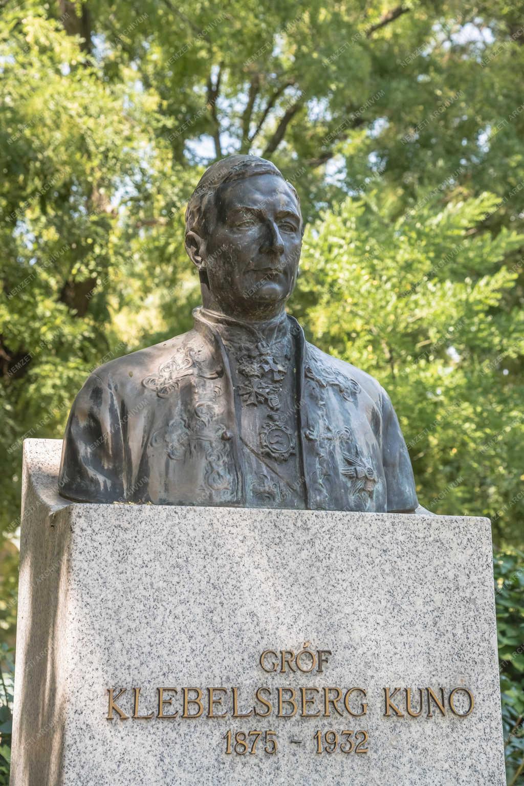 Gróf Klebelsberg Kuno mellszobra