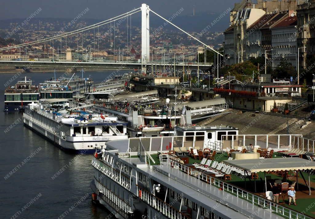 Városkép - Budapest - Hotelhajók a Dunán