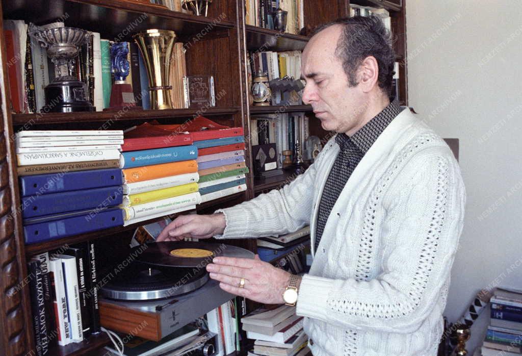 Sport - Portisch Lajos olimpiai bajnok sakkozó otthonában