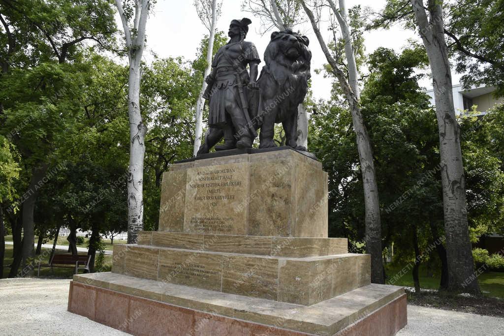 Köztéri szobor - Budapest - I. világháborús tiszti hősi emlékmű