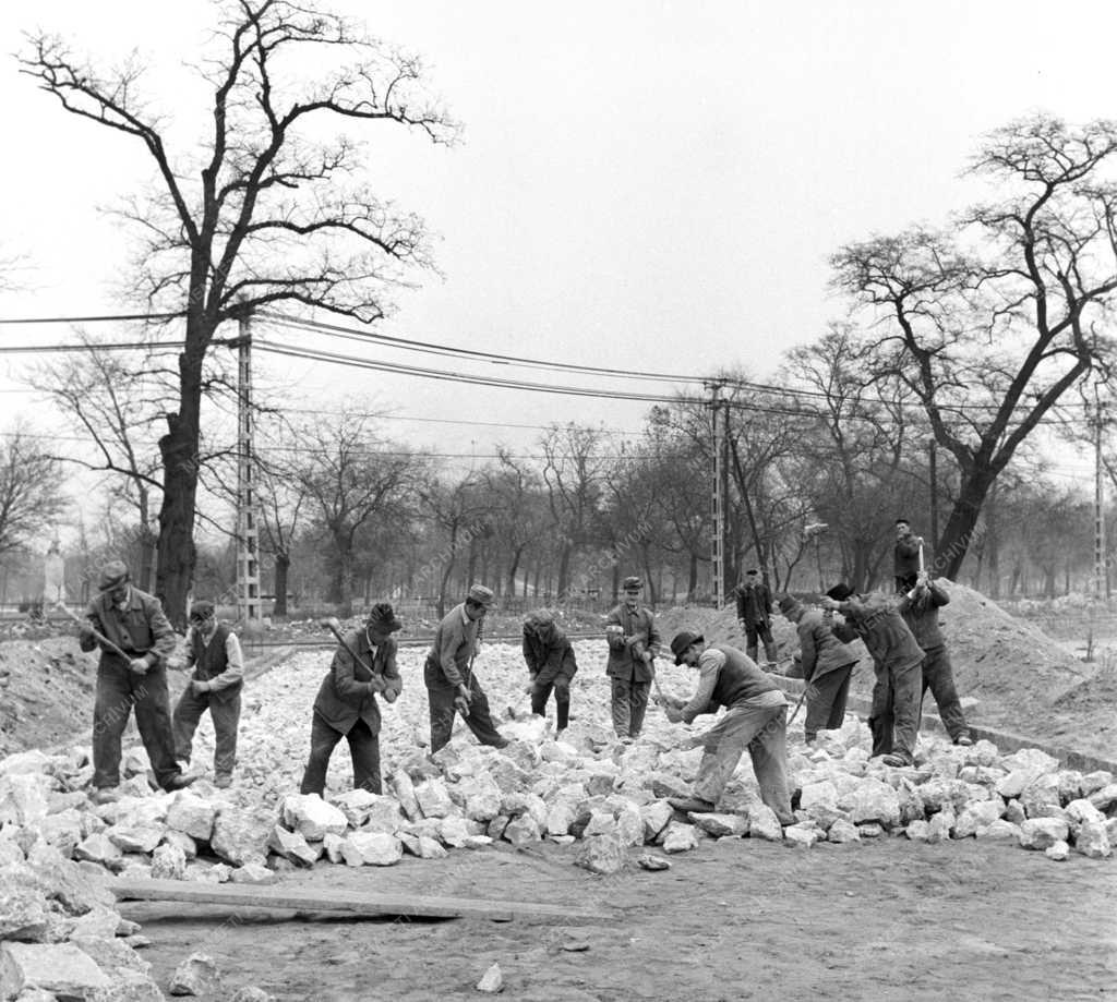 Útépítés - Építik a Népliget autóútjait