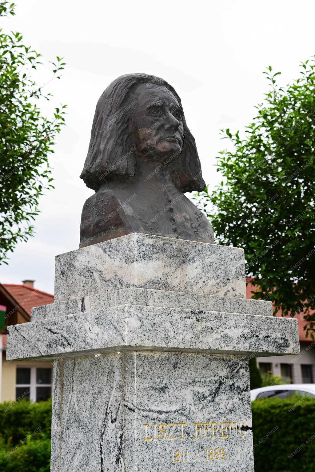 Kultúra - Győrújbarát - Liszt Ferenc mellszobra