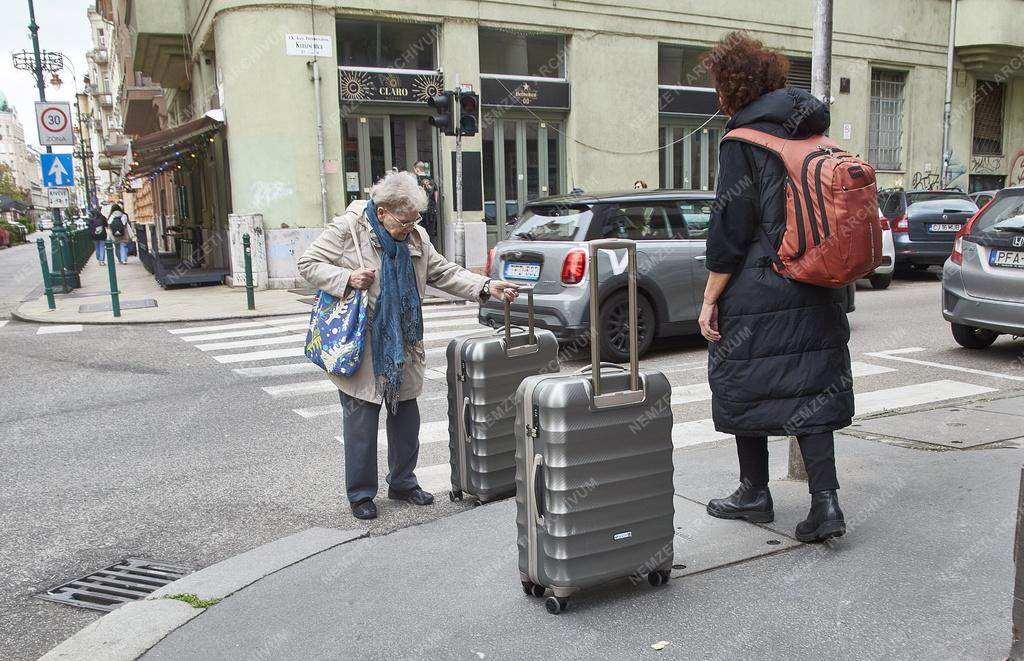 Turizmus - Budapest - Utazók a Ferencvárosban 