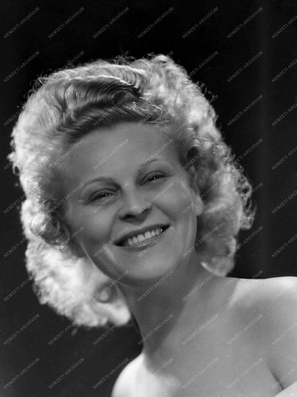 Dajka Margit színművésznő