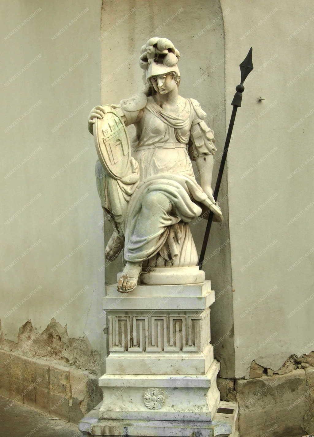 Budapest - Pallas Athéne szobra a budai Várban