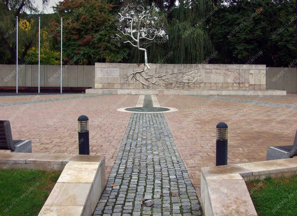 Városkép - Tatabánya -  Millenniumi emlékmű a belvárosban