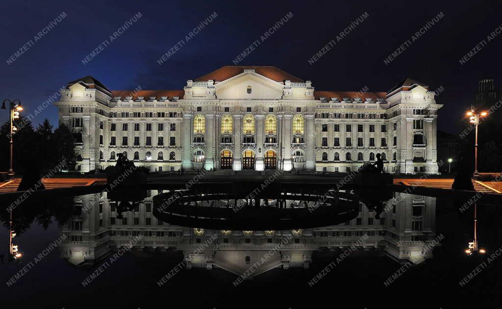 Oktatási létesítmény - Debreceni Egyetem főépülete