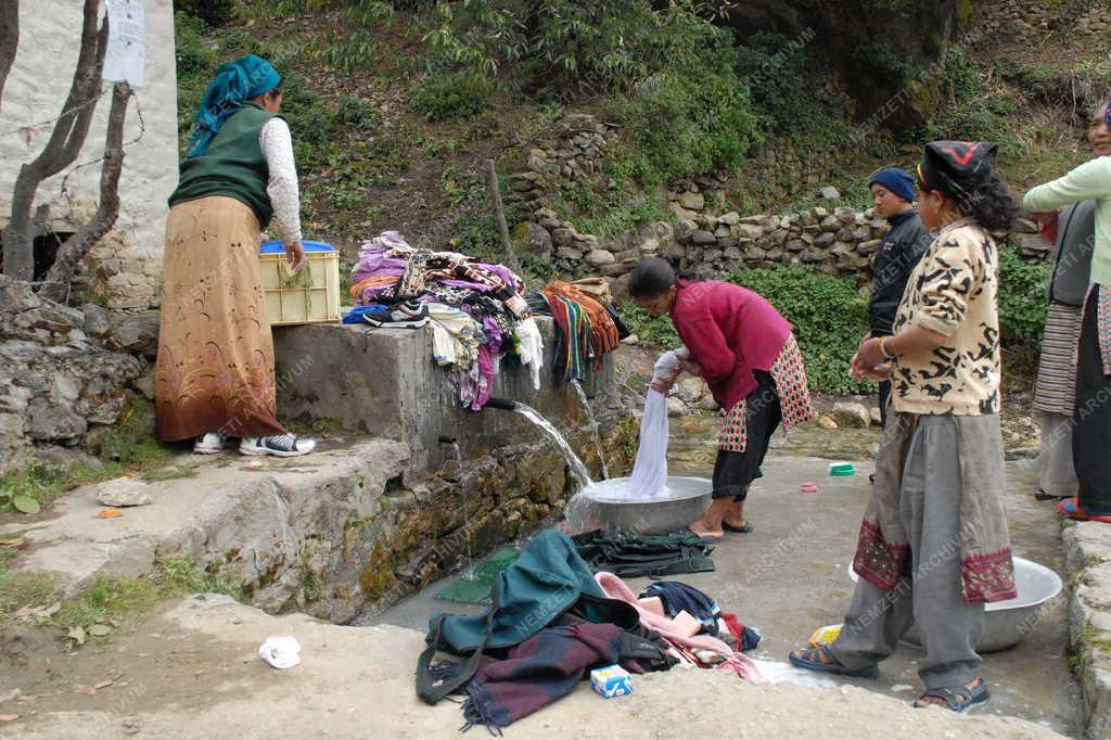 Nepál - Namche Bazaar - Mosás forrásvízben