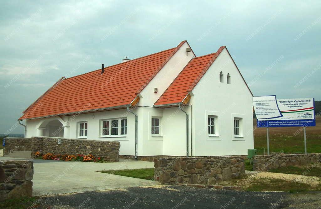 Táj, város - Vigántpetend - Középület