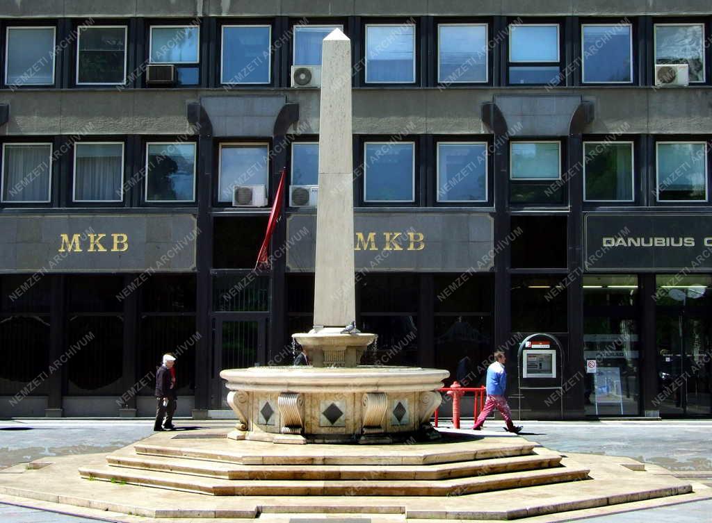 Városkép - Budapest - Díszkút és bankfiók a Bazilikánál