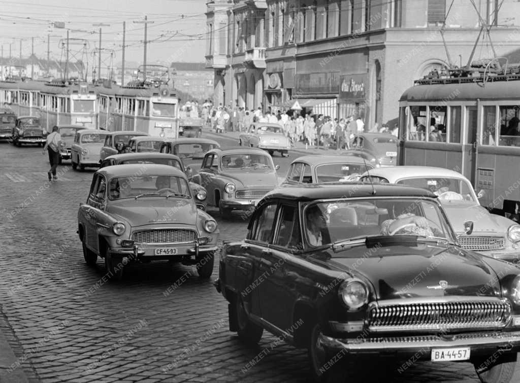 Városkép - Közlekedés - Forgalom a Margit híd budai hídfőjénél