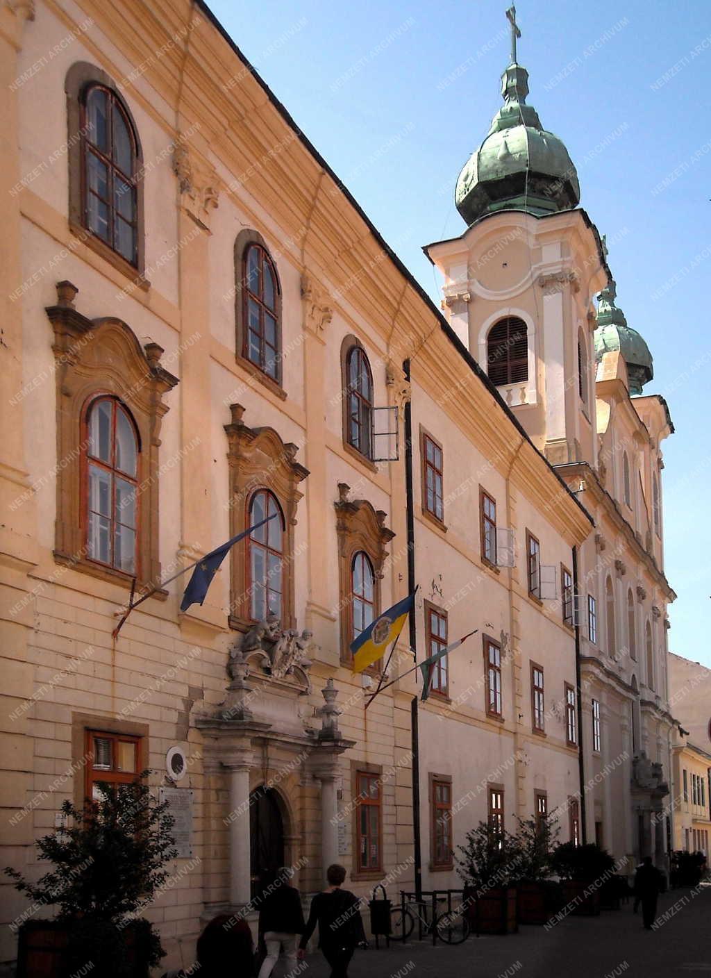 Épület - Pécs - Iskolaépület és templom a Király utcában