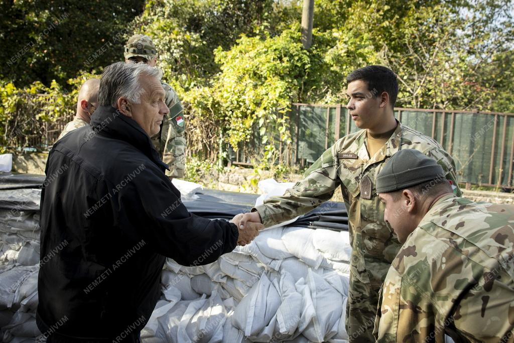 Árvíz - Orbán Viktor ellenőrzést tartott Neszmélyben és Komáromban