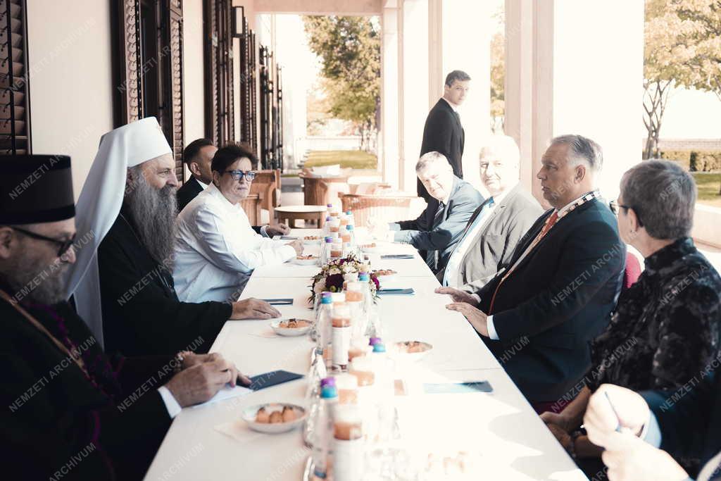 A szerb ortodox pátriárka kitüntette Orbán Viktort