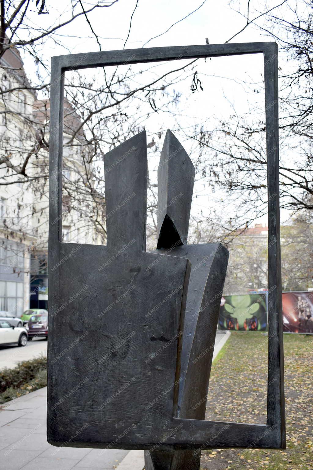 Városkép - Budapest - Szobor az Erzsébet téren