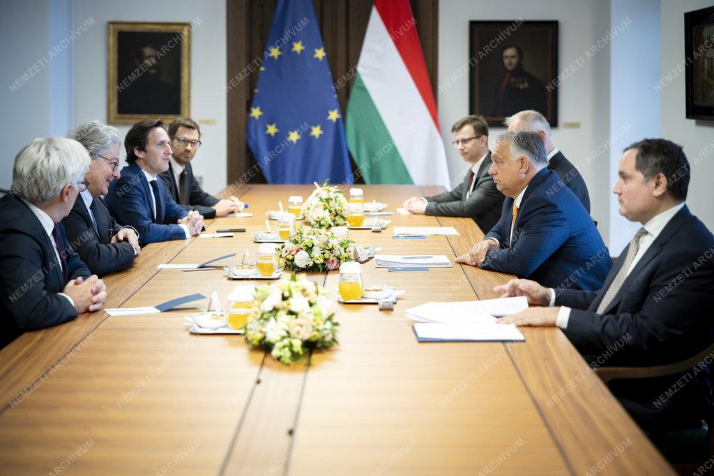 Uniós biztossal tárgyalt Orbán Viktor