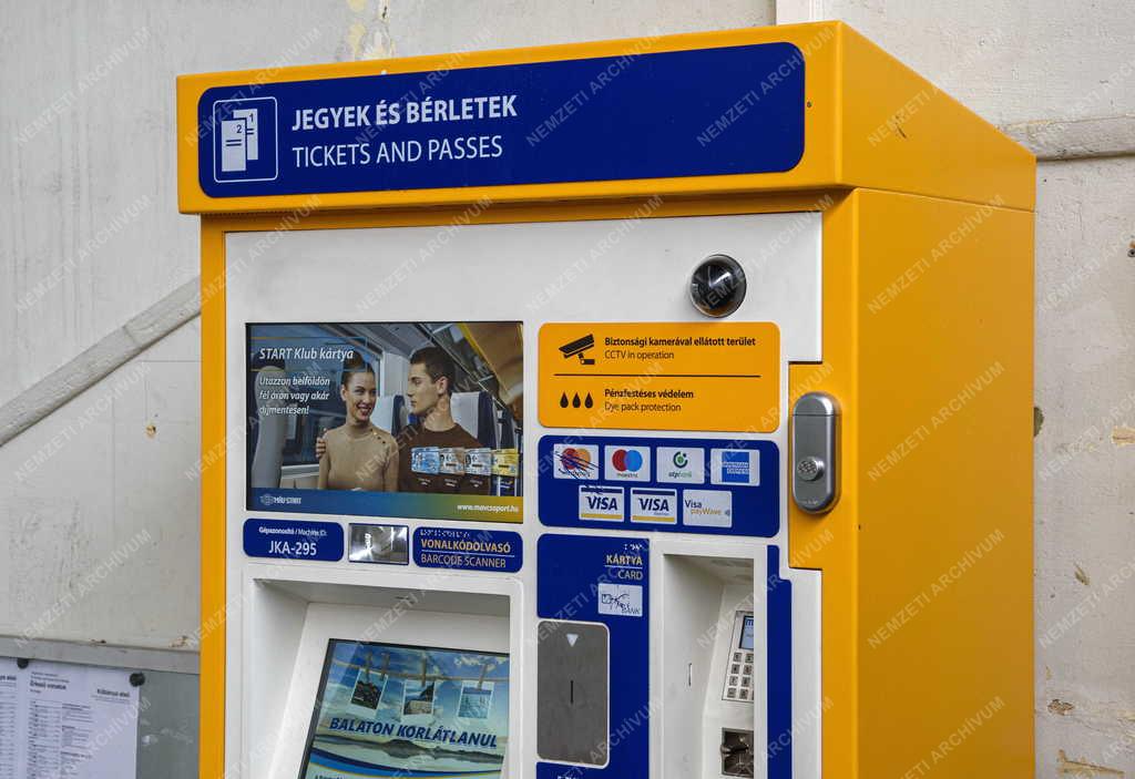 Közlekedés - Budapest - Menetjegykiadó automata Kőbánya alsó vasútállomáson