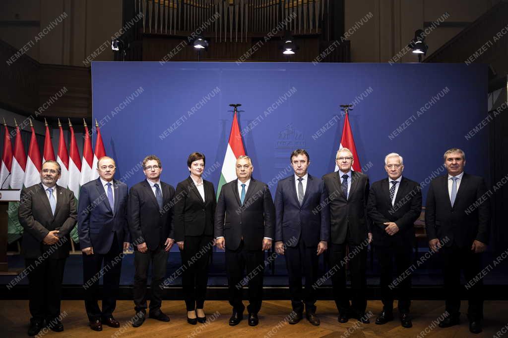 Aláírták a bérmegállapodást a Karmelita kolostorban