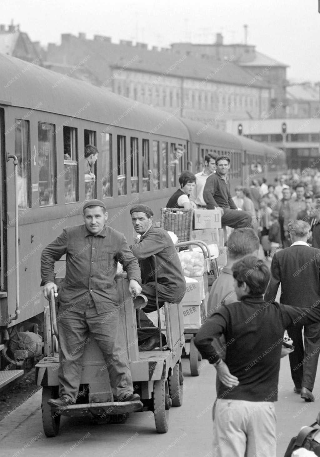 Városkép-életkép - Nyári csúcsforgalom a Déli pályaudvaron