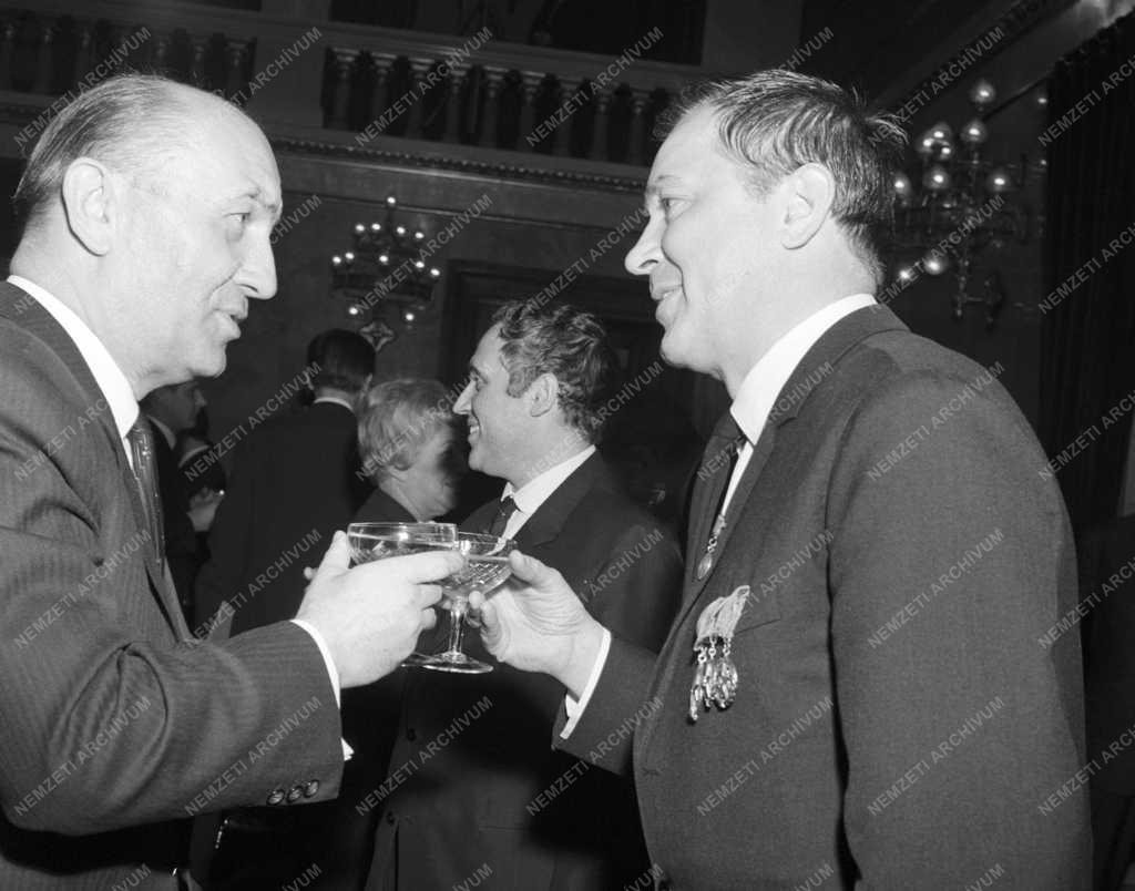 Kiosztották az 1968. évi „Kiváló Művész” és „Érdemes Művész” kitüntetéseket. Április 3-án délután a Parlament delegációs termében dr. Ajtai Miklós, a Kormány elnökhelyettese átadta a „Kiváló Művész” és „Érdemes Művész” kitüntetést.