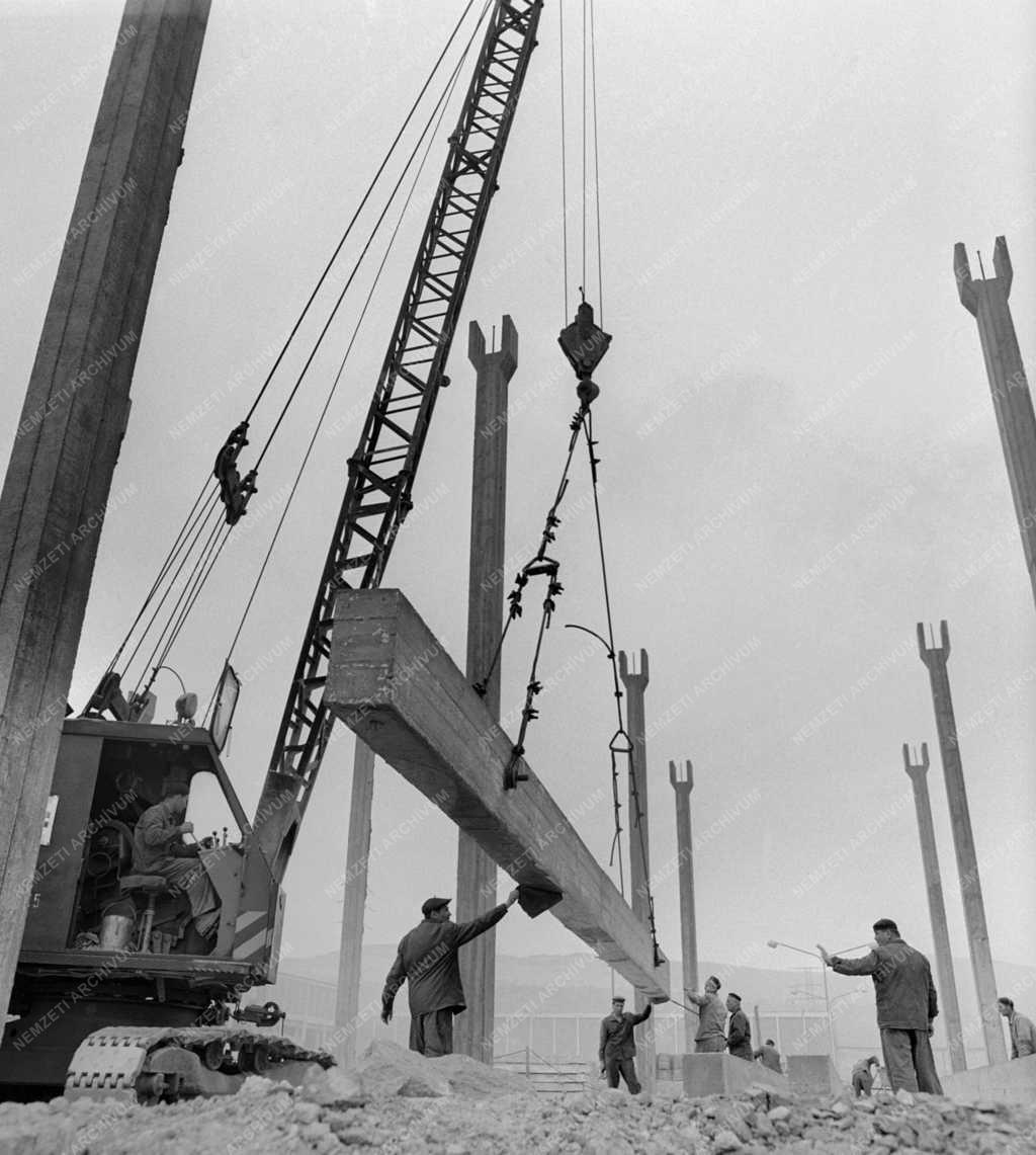 Ipar - Épül a Dunai Cement- és Mészmű Papírzsák Gyára