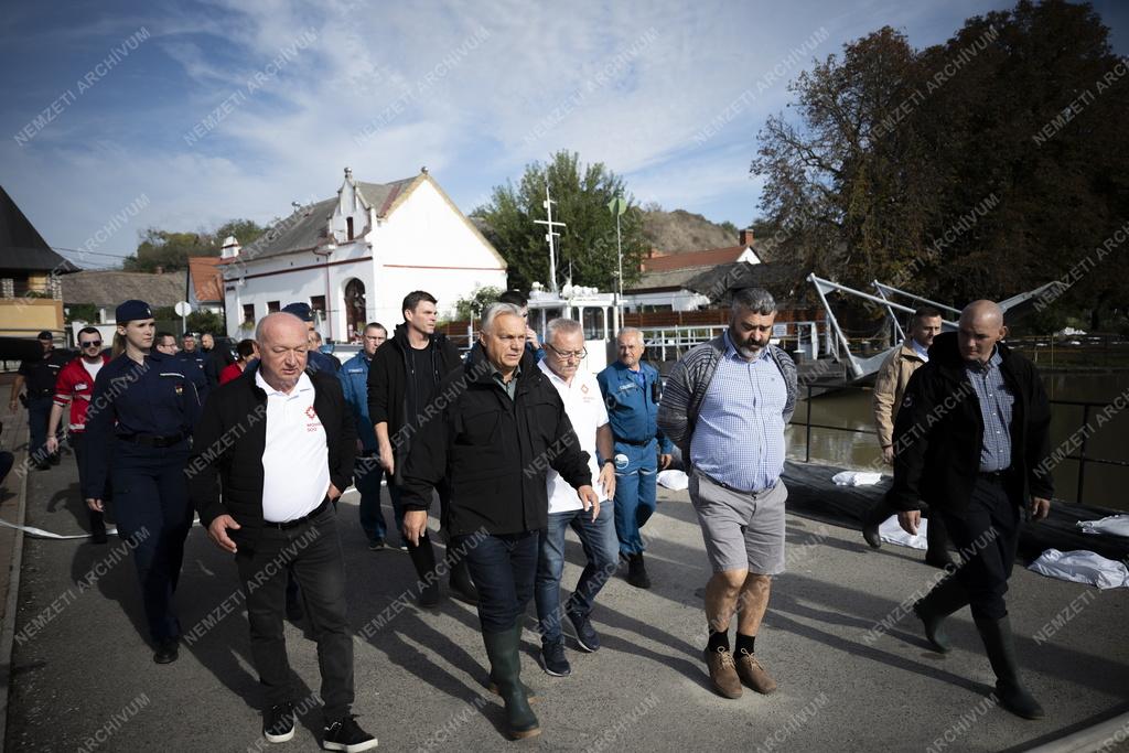 Árvíz - Dunaszekcsőn tartott árvízvédelmi ellenőrzést Orbán Viktor