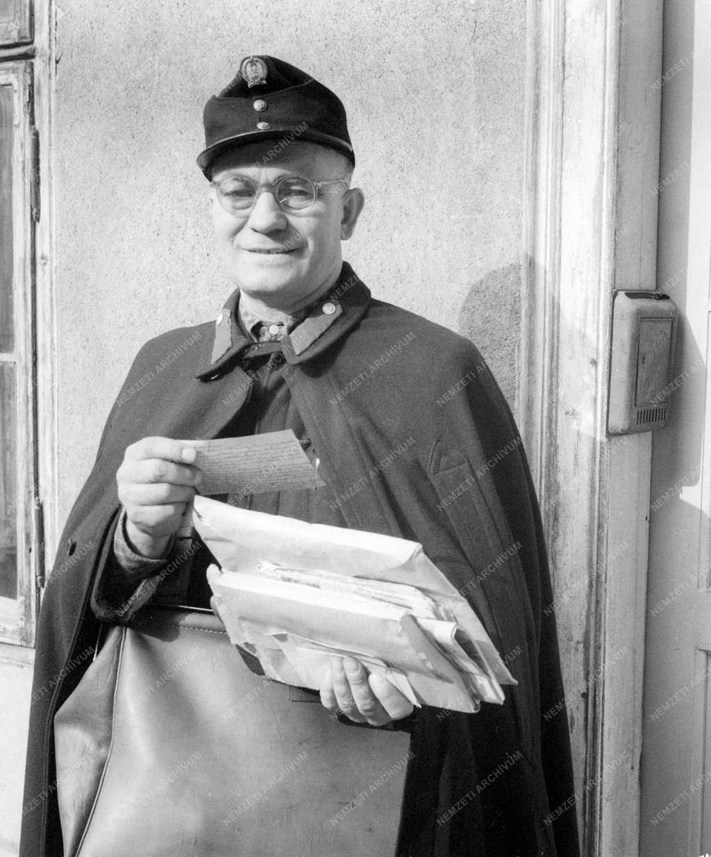 Gazdaság - Szolgáltatás - A postás kézbesít
