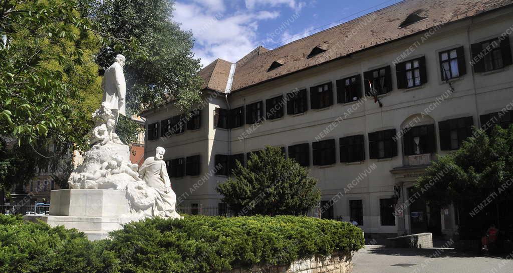 Városkép - Kultúra - Semmelweis Ignác-szobor a fővárosban