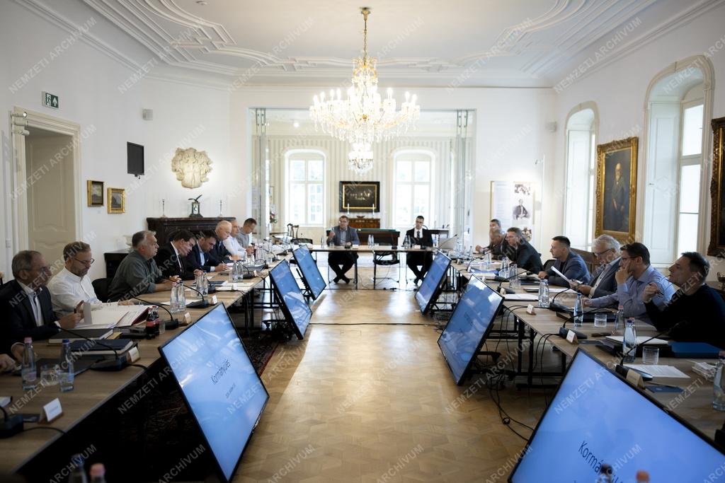 A kormány kihelyezett ülése Geszten