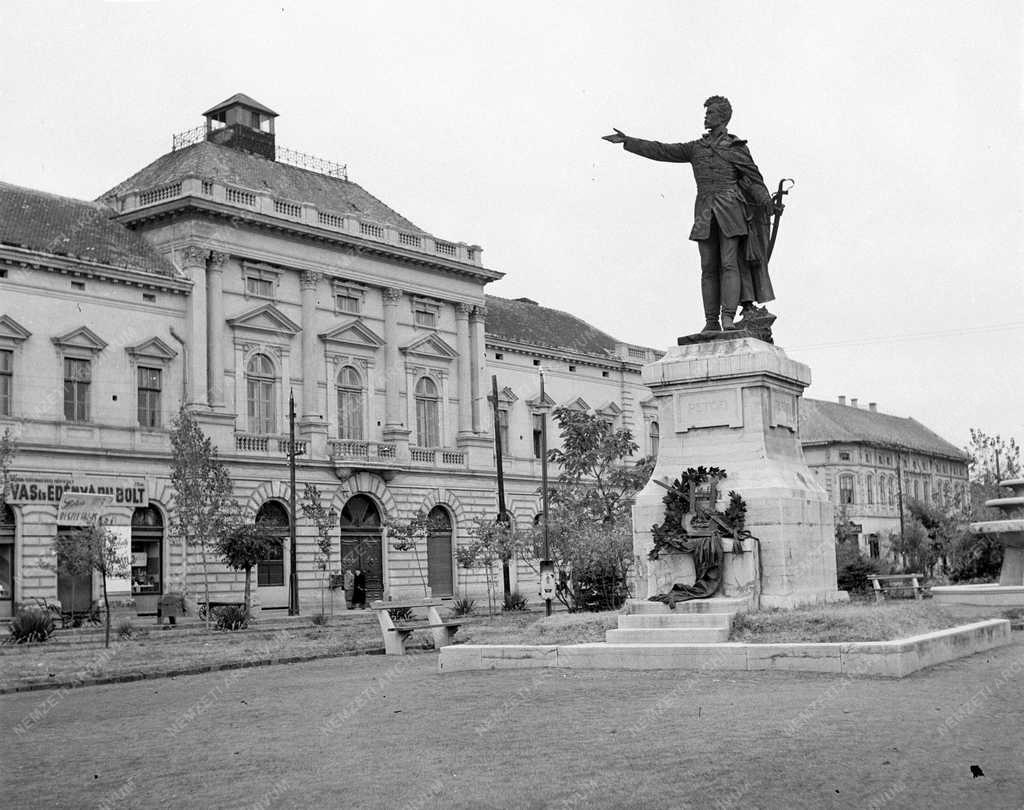 Városok - Kiskunfélegyháza - Petőfi-szobor