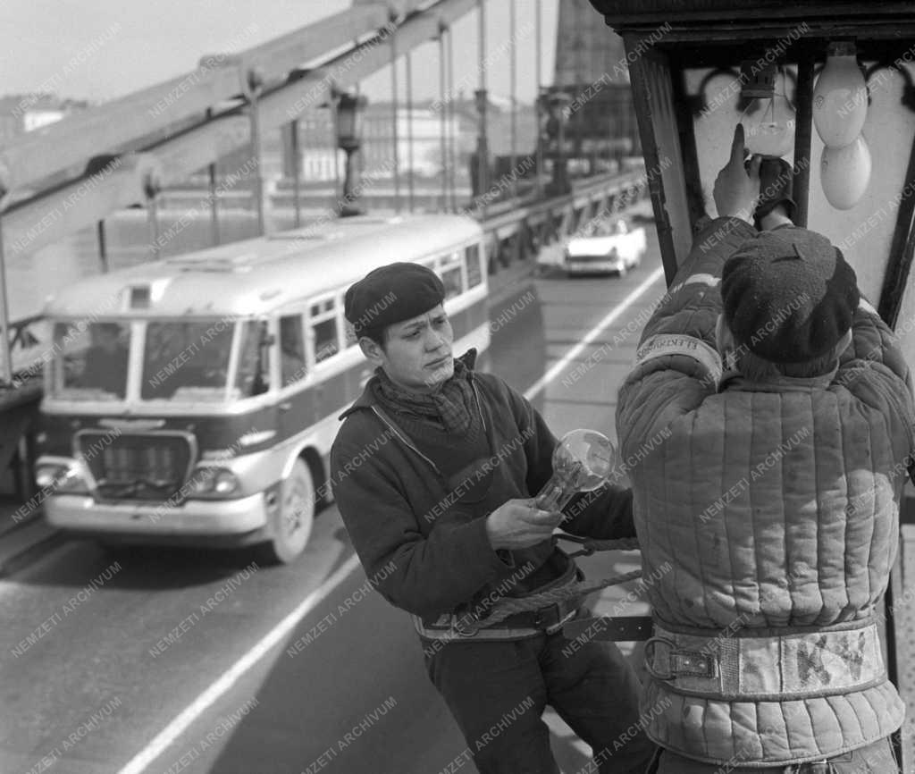 Közmű - Felújítják a Lánchíd világítását