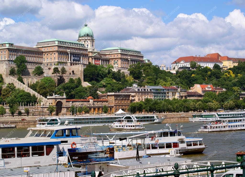 Budapest - Budavári Palota - Hajóforgalom a Dunán