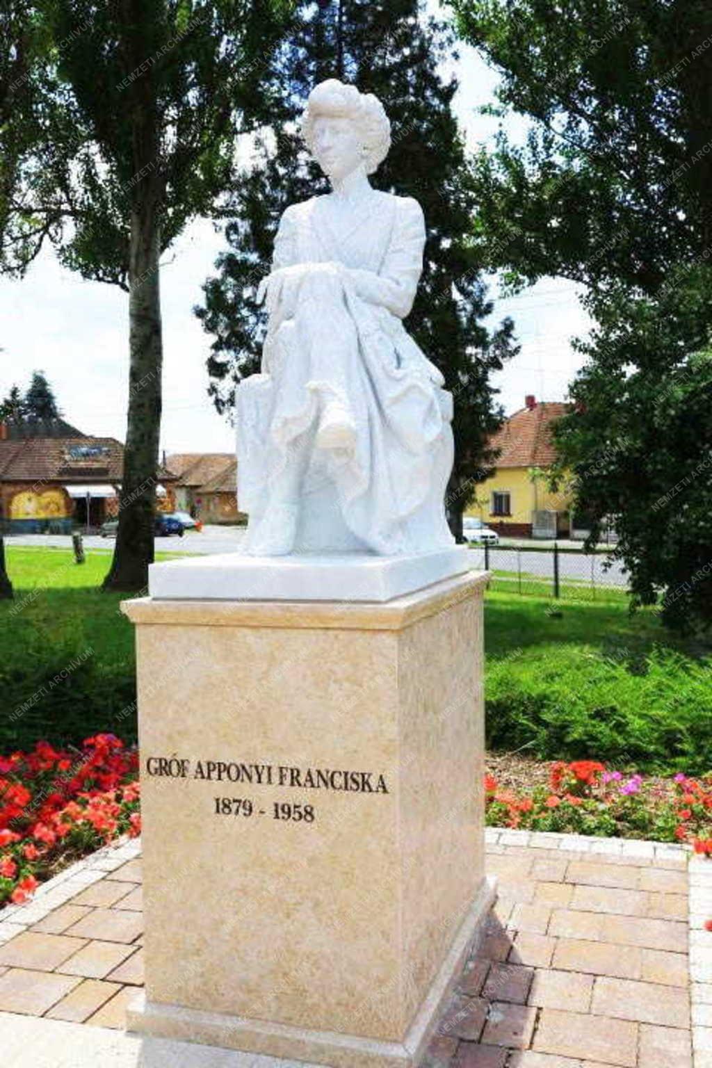 Műalkotás - Fót - Gróf Apponyi Franciska szobra