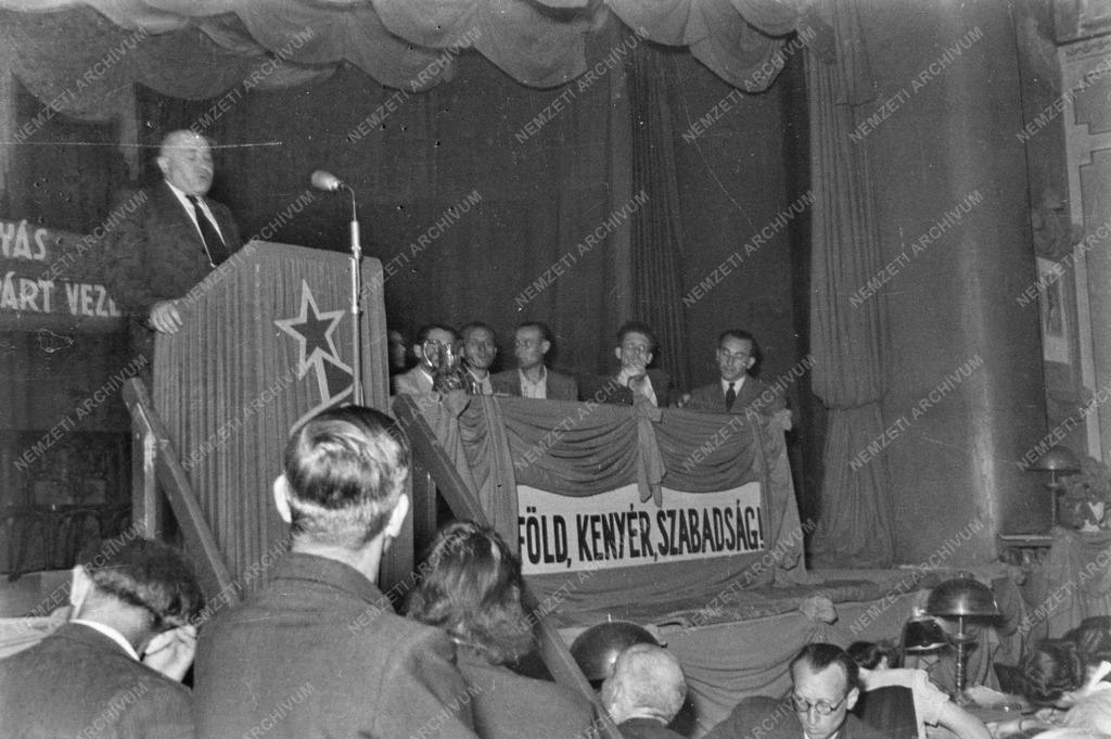 Történelem – Politika - Rákosi Mátyás a Magyar Kommunista Párt pártértekezletén