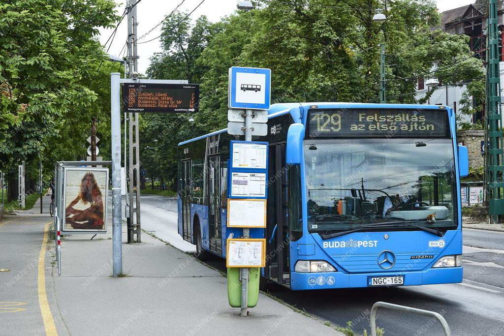 Közlekedés - Budapest - Autóbuszmegálló a Szilágyi Erzsébet fasornál