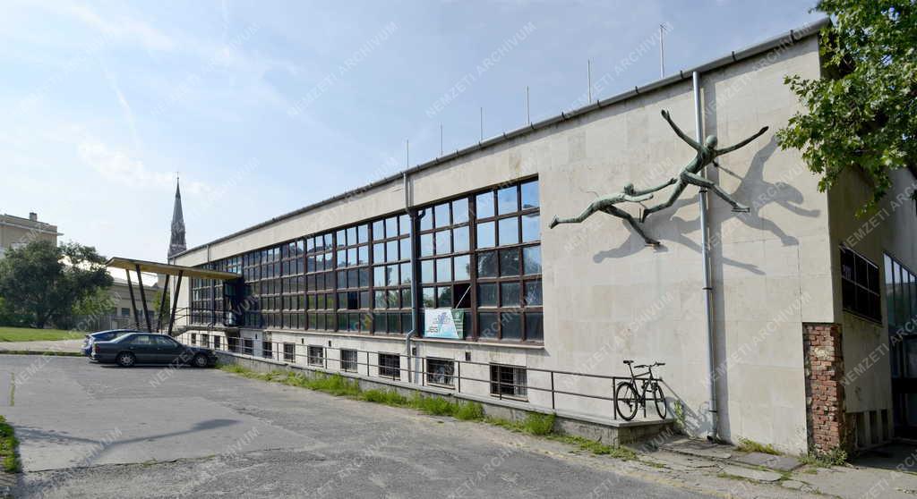 Sportlétesímény - A Kisstadion épülete