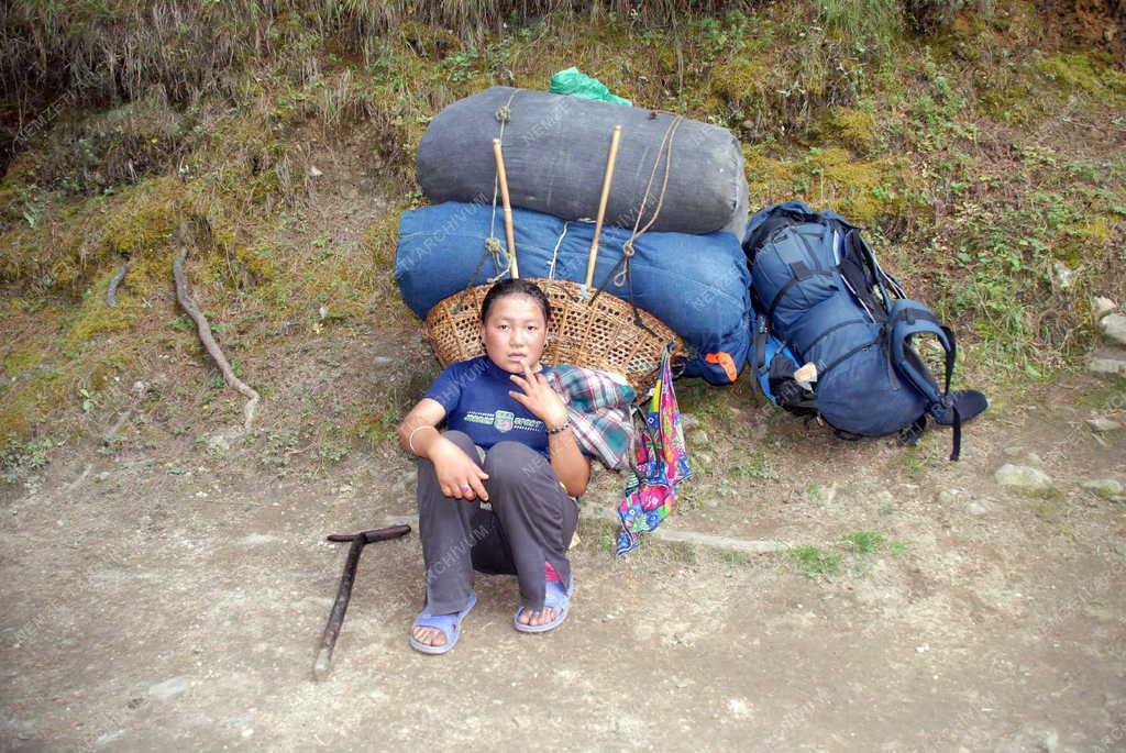 Nepál - Namche Bazaar - Teherhordó nő