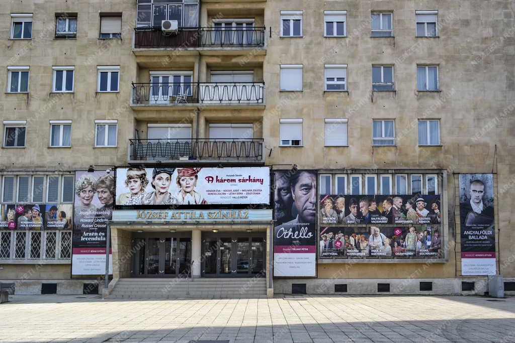 Kultúra - Budapest - A  József Attila Színház főbejárata