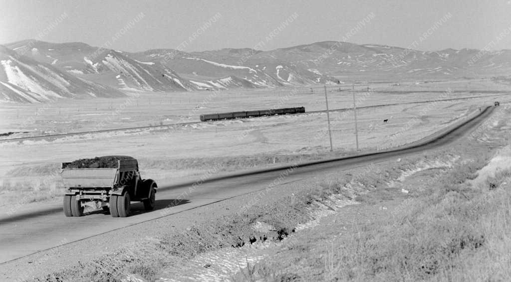 Tájkép - Közlekedés - Mongólia - Vasútvonal és közút