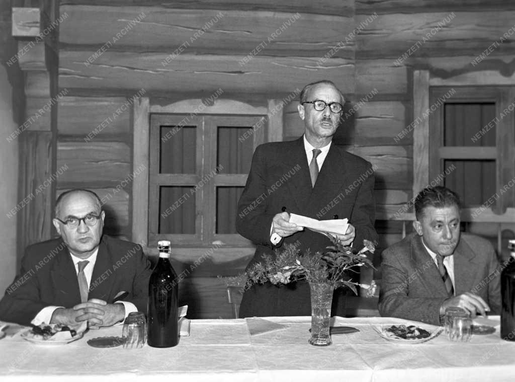 Ünnepség - A televízió új stúdiójának átadása