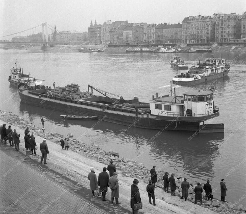 Közlekedés - Baleset - Zátonyra futott egy uszály Budapesten