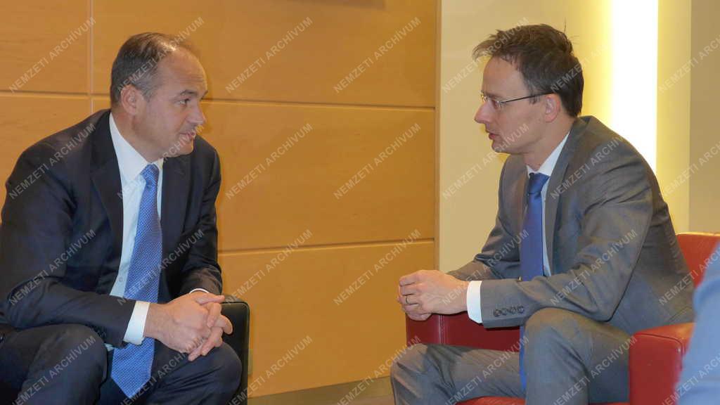 A koszovói külügyminiszterrel tárgyalt Szijjártó Péter Brüsszelben
