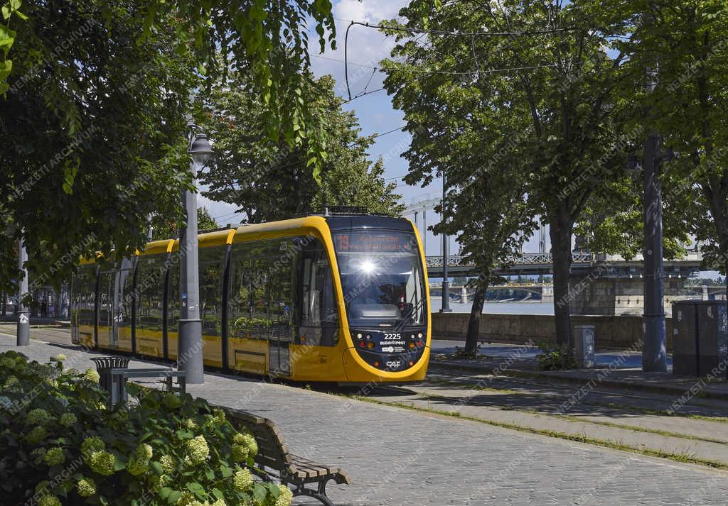 Közlekedés - Budapest - 19-es CAF villamos