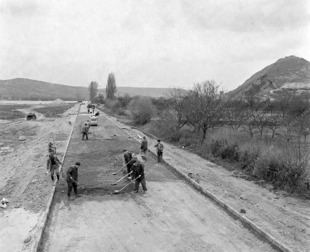 Építőipar - Új út és autóparkoló épül Visegrádon