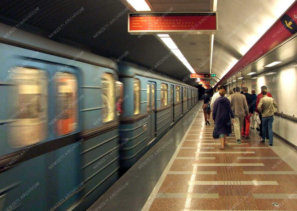 Közlekedés - A 2-es metró állomása