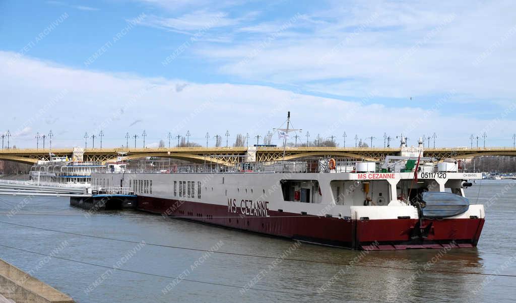 Városkép - Budapest - Szállodahajó a Dunán