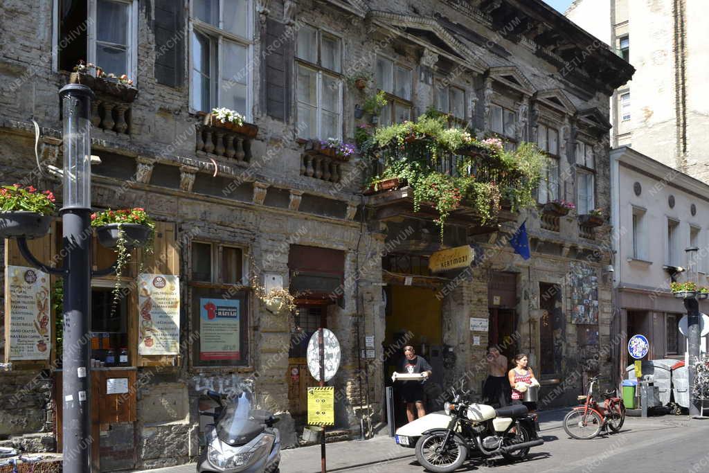 Budapest - Romkocsma a Kazinczy utcában