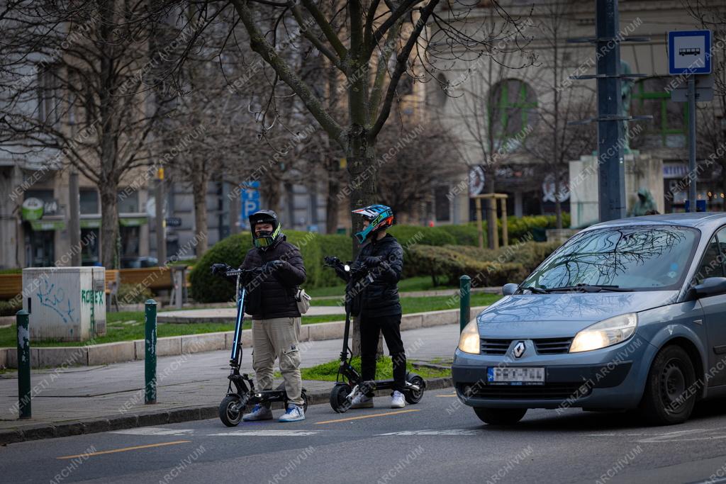 Közlekedés - Budapest - Elektromos rolleresek